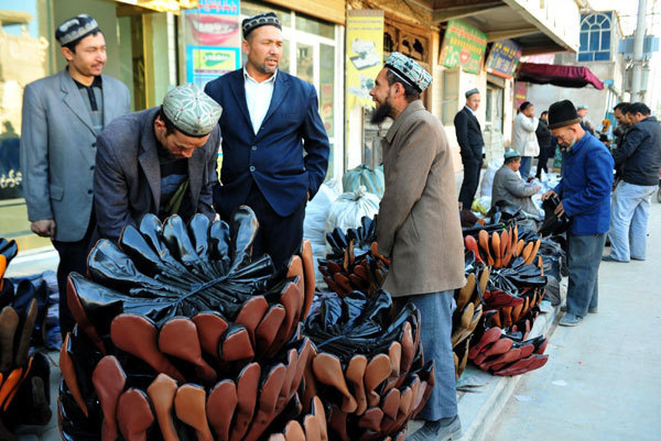 People sell leather stocking in the old city zone of Kashgar, northwest China's Xinjiang Uygur autonomous region, Oct 21, 2011.[Photo/Xinhua]