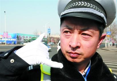 Qingdao traffic cop invents gestures to deal with heavy traffic