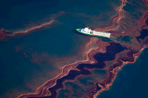 More than 5,500 square kilometers of water in the Bohai Sea has been polluted by oil spilled at the platform since June, causing the country's worst offshore maritime pollution. [hbsell.com] 