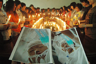 Students at Liaocheng University in Shandong province join a memorial service on Friday to pray for Yue Yue, who died more than one week after being run over. [Photo by Zhang Zhenxiang / for China Daily] 