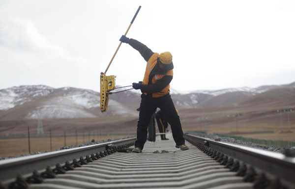 Yu Benfan works maintaining the Qinghai-Tibet Railway, located in an altitude of nearly 5000 meters, Oct 22, 2011. [Photo/Xinhua] 