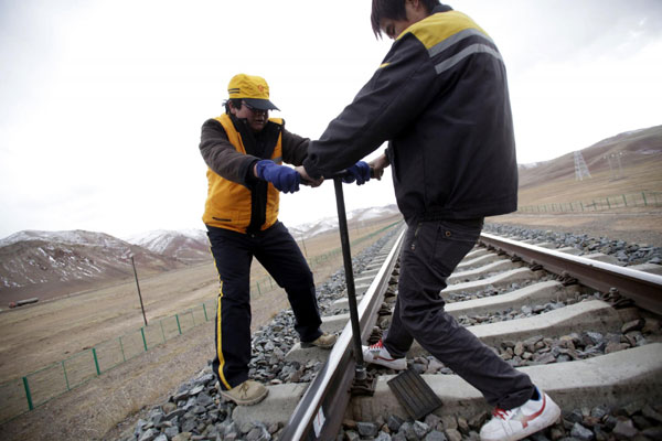 Yu Benfan works maintaining the Qinghai-Tibet Railway, located in an altitude of nearly 5000 meters, Oct 22, 2011. [Photo/Xinhua]