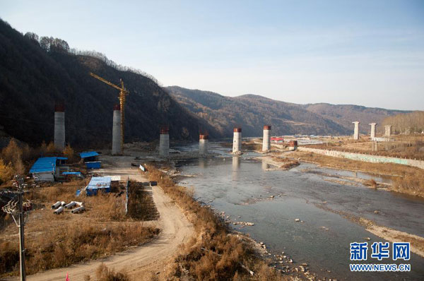 No 2 Bridge piers allegedly made with rubble, Oct 21, 2011. [Photo/Xinhua] 