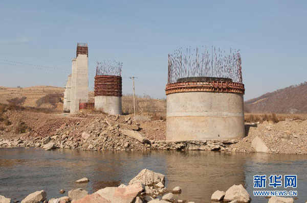 No 3 Bridge piers that were allegedly made with rubble, Oct 22, 2011.[Photo/Xinhua] 