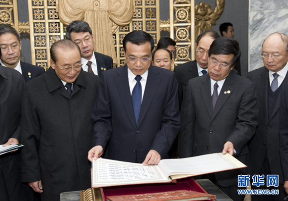 Visiting Chinese Vice Premier Li Keqiang laid a wreath at the Friendship Tower in Pyongyang on Monday, paying tribute to Chinese soldiers killed in the Korean War. Li entered the tower where he skimmed through the martyrs' book, watched the wall paintings describing how the Chinese volunteers joined the war and helped the DPRK people with construction.