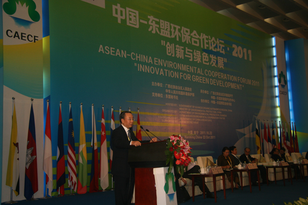 Liu Hongpeng, Environment and Development Division chief of UNESCAP's Energy Security and Water Resources Section, gives a speech at the ASEAN-China Environmental Cooperation Forum 2011, held Oct. 22, 2011 in Nanning, Guangxi Zhuang Autonomous Region. [China.org.cn/Yang Xi]