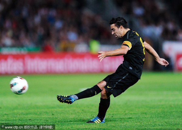 Xavi Hernandez of FC Barcelona scores from a free kick during the La Liga match between Granada CF and FC Barcelona at estadio Estadio Nuevo De Los Carmines on October 25, 2011 in Granada, Spain. Xavi scored from the free kick. 