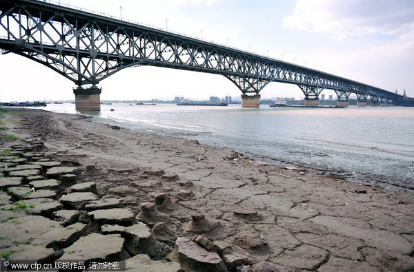 The Yangtze river, the longest waterway and most important shipping route in China, has seen historically low water levels this week in the session near Nanjing, Jiangsu province. Water levels in the session reached 3.67 meters between Oct. 18 - 25. The local government has warned cargo ships to take care to avoid being stranded in the area.