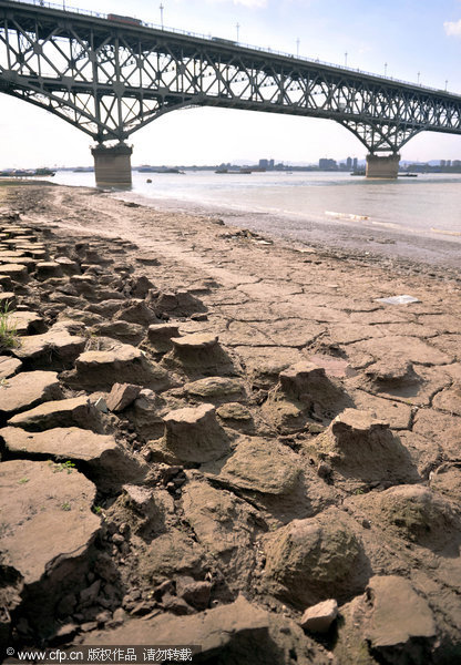 The Yangtze river, the longest waterway and most important shipping route in China, has seen historically low water levels this week in the session near Nanjing, Jiangsu province. Water levels in the session reached 3.67 meters between Oct. 18 - 25. The local government has warned cargo ships to take care to avoid being stranded in the area.