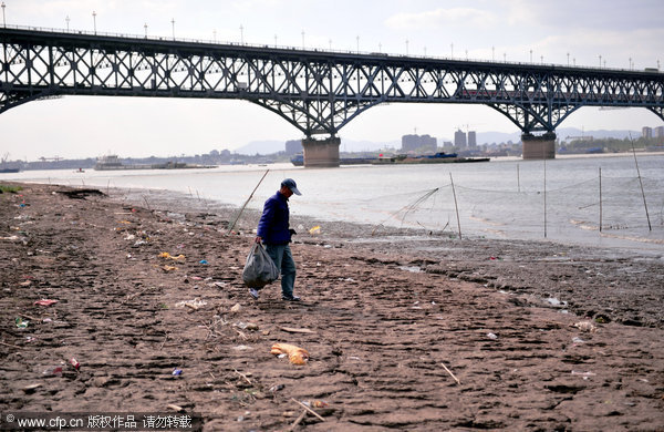 The Yangtze river, the longest waterway and most important shipping route in China, has seen historically low water levels this week in the session near Nanjing, Jiangsu province. Water levels in the session reached 3.67 meters between Oct. 18 - 25. The local government has warned cargo ships to take care to avoid being stranded in the area