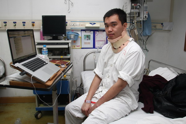 Giovanni Pan in Shanghai Changzheng Hospital on Monday. He suffered injuries to his neck, spine and lungs in the July 23 train crash in Wenzhou, and his girlfriend died. [Photo/provided to China Daily]
