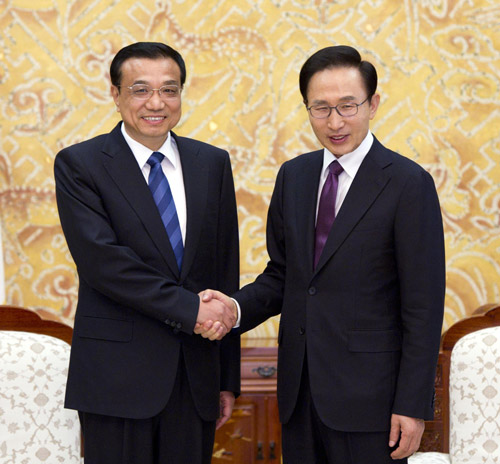 Chinese Vice-Premier Li Keqiang (L) shakes hands with South Korean President Lee Myung-bak in Seoul, Oct 26, 2011. Li is on a two-day official visit to the Republic of Korea (ROK). [Photo/Xinhua]