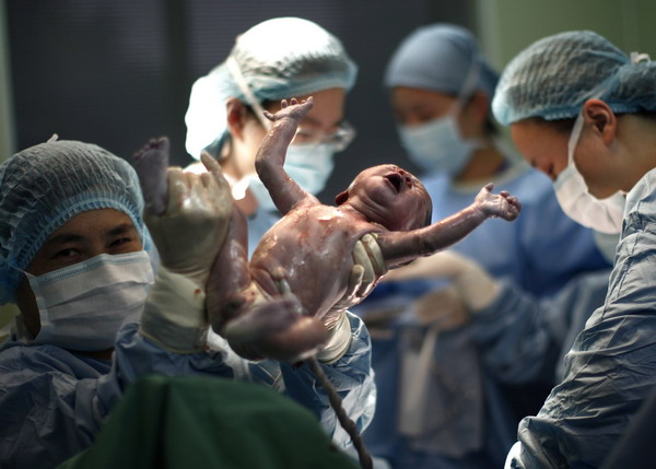 Another healthy baby enters the world at Ruijin Hospital in Shanghai on Monday. [Photo by Carlos Barria/China Daily via Reuters]