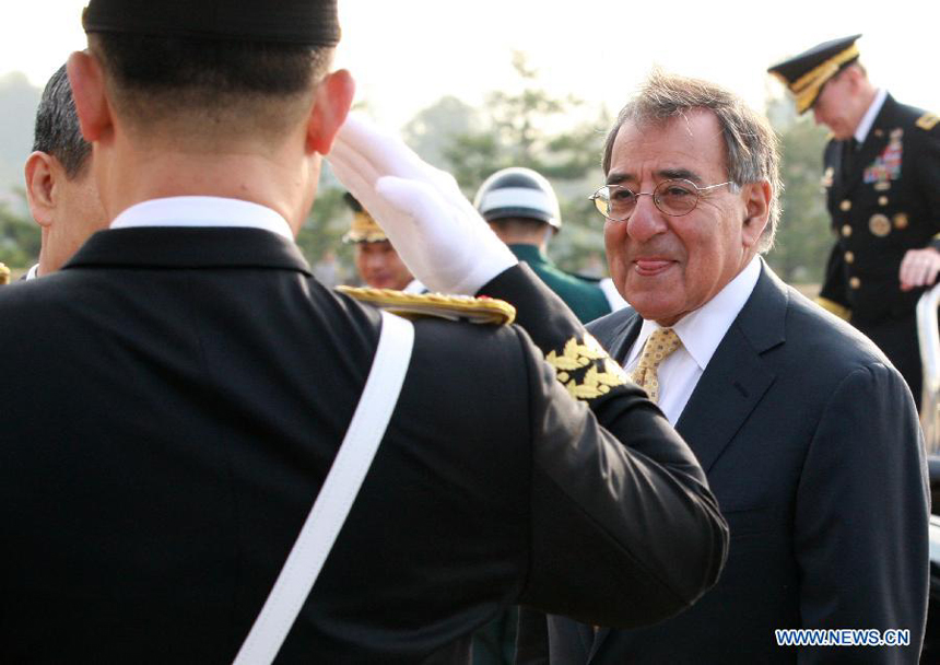 US Defense Secretary Leon Panetta (R Front) attends the welcoming ceremony held for him by his South Korean counterpart Kim Kwan-jin in Seoul Oct. 27, 2011.