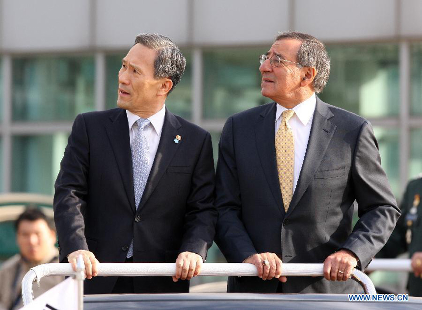 US Defense Secretary Leon Panetta (R) attends the welcoming ceremony held for him by his South Korean counterpart Kim Kwan-jin (L) in Seoul Oct. 27, 2011.