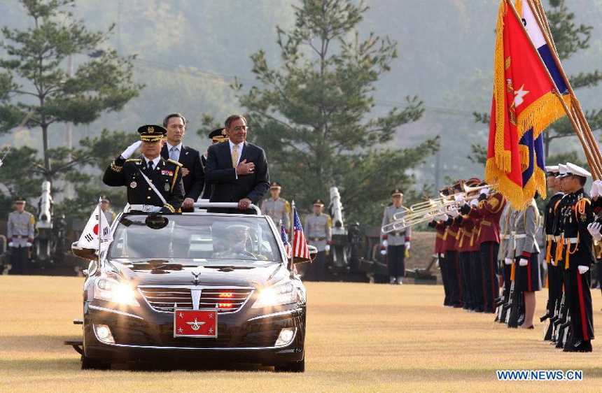 US Defense Secretary Leon Panetta (R on the car) attends the welcoming ceremony held for him by his South Korean counterpart Kim Kwan-jin (2nd L) in Seoul Oct. 27, 2011.