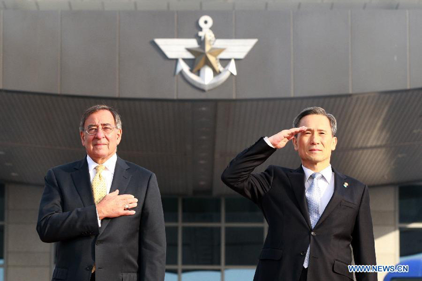 US Defense Secretary Leon Panetta (L) attends the welcoming ceremony held for him by his South Korean counterpart Kim Kwan-jin (R) in Seoul Oct. 27, 2011.