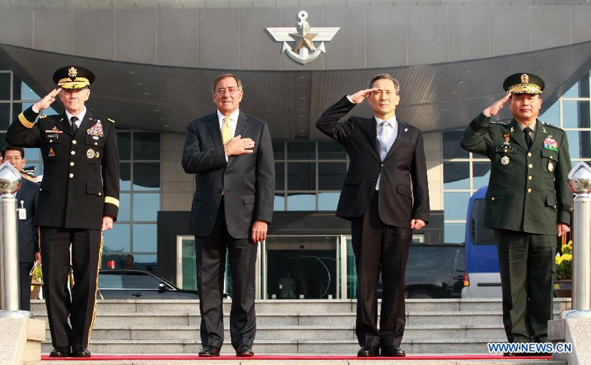 US Defense Secretary Leon Panetta (2nd L) attends the welcoming ceremony held for him by his South Korean counterpart Kim Kwan-jin (2nd R) in Seoul Oct. 27, 2011.