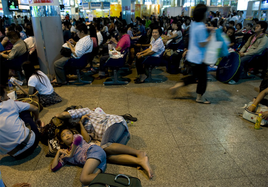 Thousands of Bangkok residents flocked to bus, rail and air terminals on October 27, while heavy traffic snaked out of the sprawling Thai capital in a mass evacuation due to encroaching floodwater. [Xinhua/AFP]