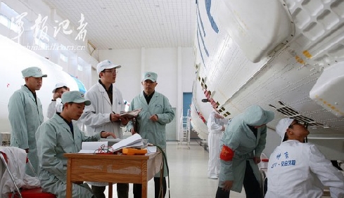 China will launch the Shenzhou-8 spacecraft in early November at the Jiuquan Satellite Launch Center in northwest China.Workers are doing the preparation work before the launch.[Photo/Chinamil.com.cn]