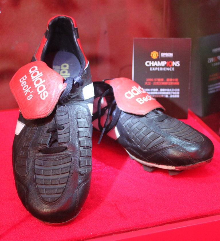  David Beckham's shoes exhibited at the Barclays Premier League Trophy Tour in Beijing on Sunday, October 30. [Source:China.org.cn]