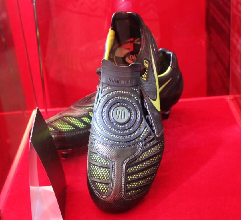 Wayne Rooney's shoes exhibited at the Barclays Premier League Trophy Tour in Beijing on Sunday, October 30. [Source:China.org.cn]