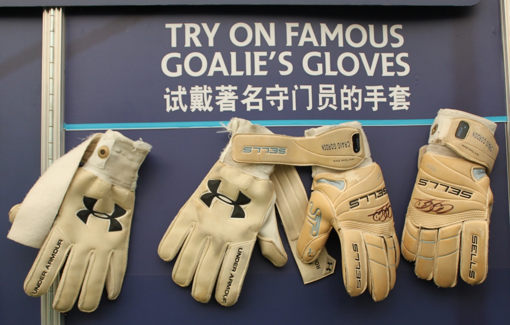  Fans can try on famous goalies' golve at the Barclays Premier League Trophy Tour in Beijing on Sunday, October 30. [Source:China.org.cn]