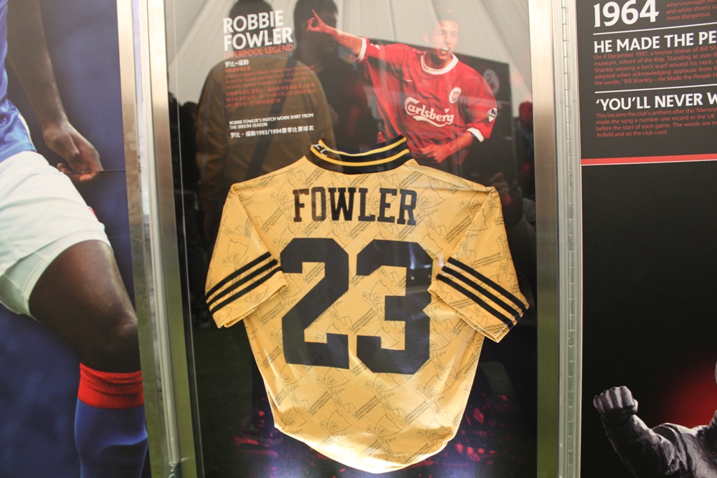  Robbie Fowler's jersey exhibited at the Barclays Premier League Trophy Tour in Beijing on Sunday, October 30. [Source:China.org.cn]