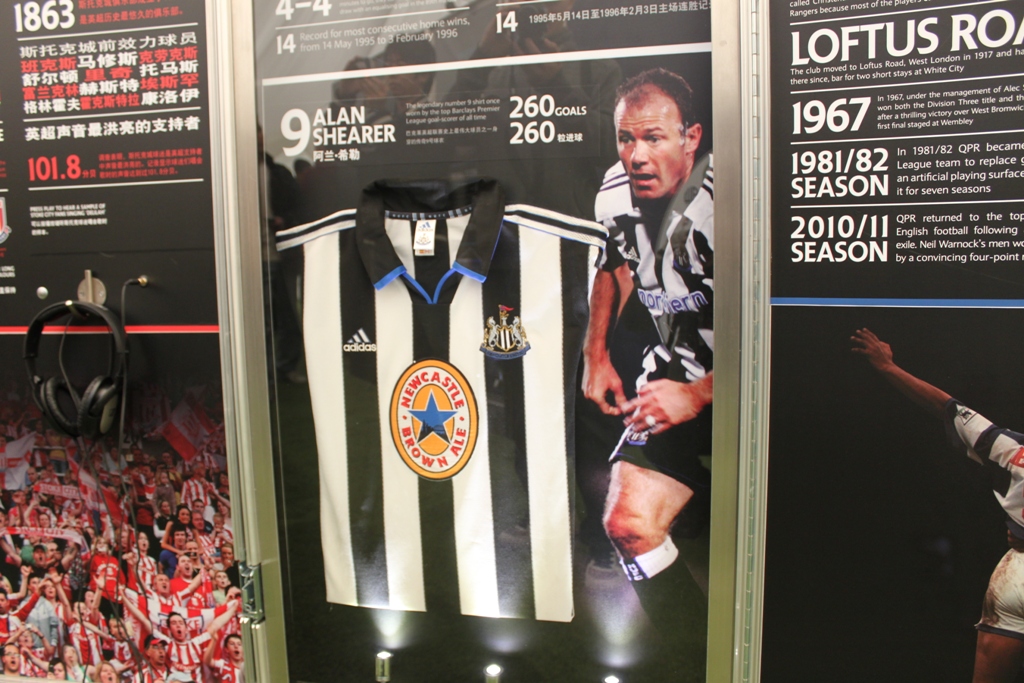  Alan Shearer's jersey exhibited at the Barclays Premier League Trophy Tour in Beijing on Sunday, October 30. [Source:China.org.cn]