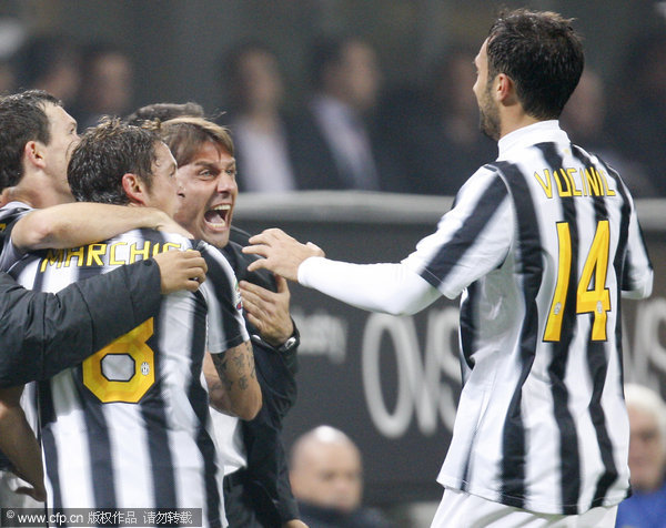 Juventus midfielder Claudio marchisio (left) celebrates with his coach Antonio Conte (center) and mirko Vucinic after scoring during the Serie A soccer match against Inter Milan at the San Siro stadium in Milan, Italy on Saturday, Oct. 29, 2011.