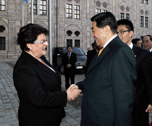 Jia Qinglin (R front), chairman of the National Committee of the Chinese People's Political Consultative Conference, meets with Barbara Stamm, president of the Bavarian parliament, in Munich, Germany, Oct. 30, 2011.  (Xinhua/Li Tao) (mcg) 