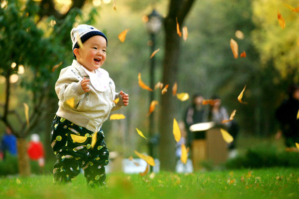A child plays at a park in Beijing, Oct 31, 2010. [Photo/Xinhua] 