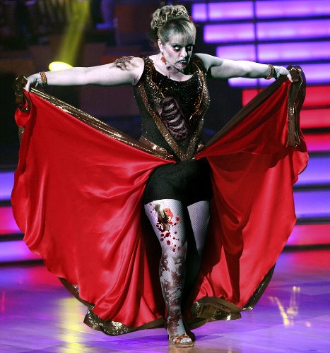 The only thing scarier than Nancy Grace on 'Dancing With the Stars' is zombie Nancy Grace on 'Dancing With the Stars.' 南茜•格蕾丝参加《与星共舞》节目算不了什么，最可怕的是僵尸南茜•格蕾丝参加这个节目。