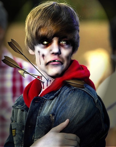 This gives a new meaning to the words Bieber Fever. Justin Bieber may be the sweetest sounding teen pop sensation around, but what would his voice sound like if he were undead? It would probable be a lot of high-pitched growling and guttural 'Baby's. 比伯热从此有了新的含义。贾斯汀•比伯或许是发声最甜美的少年流行天王，假如他变成了僵尸，那他的嗓音听起来会是怎样呢？他很可能会带着喉音在尖声咆哮“宝贝宝贝”。