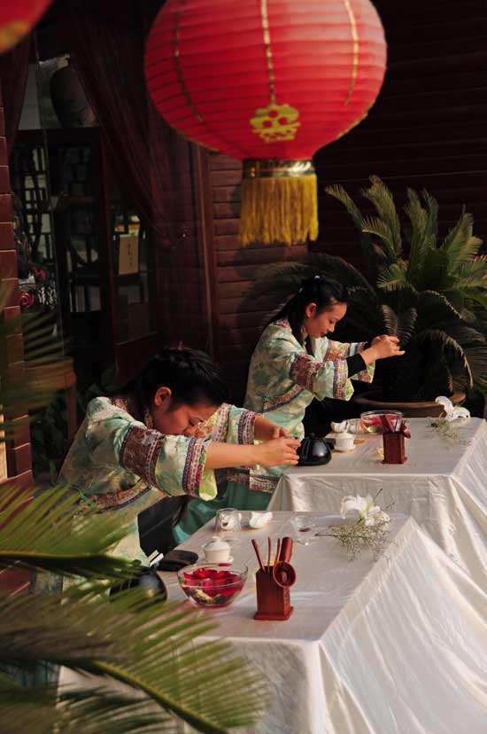 Staff of a teahouse are performing tea art in Chibi on Oct. 30, 2011. [Xinhua/Du Huaju]