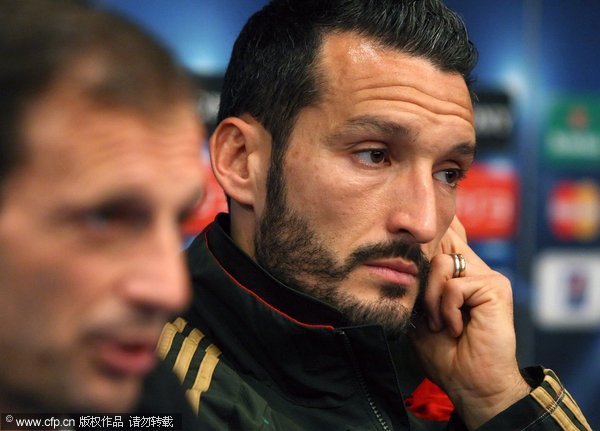 AC Milan coach Massimiliano Allegri (L) listens to a journalist's question, as AC Milan player Gianluca Zambrotta (R) looks on, during a press conference in Minsk, Belarus, 31 October 2011. 