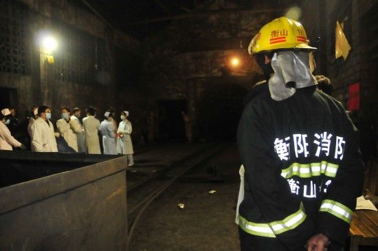 Rescuers are working at the site of Xialiuchong coal mine in Hengyang city of central China's Hunan Province on October 29, 2011. [Xinhua]