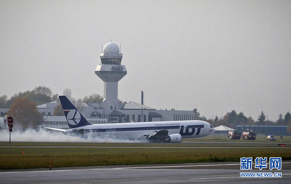 A Polish aircraft carrying 230 people made an emergency landing Tuesday at Warsaw's airport with no casualties after reporting undercarriage problems. 