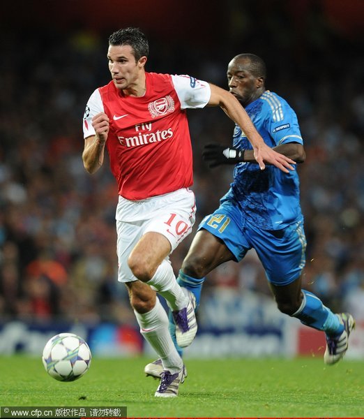 Robin van Persie of Arsenal breaks past Souleymane Diawara of Marseille during the UEFA Champions League Group F match between Arsenal FC v Olympique de Marseille at Emirates Stadium on November 1, 2011 in London, England. 