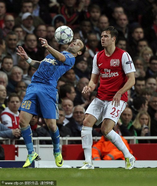  Arsenal's Carl Jenkinson (R) pressures Olympic Marseille's Mathieu Valbuena (L) during their Champions League group match at Emirates Stadium in London, Britain, 01 November 2011. 