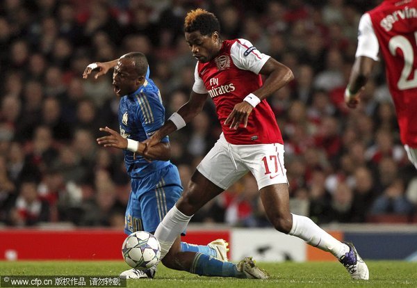 Arsenal's Alex Song (R) challenges for the ball with Olympic Marseille's Andre Ayew (L) during their Champions League group F match at Emirates Stadium in London, Britain, 01 November 2011. 