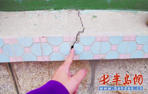 A house in the village has a crack on the walls due to the shortage of underground water. [bandao.cn] 