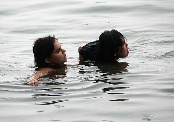 Uruguayan Maria Fernanda saves a drowning woman in the West Lake of Hangzhou on Oct 13. [Photo by Wang Ronggui/for China Daily]