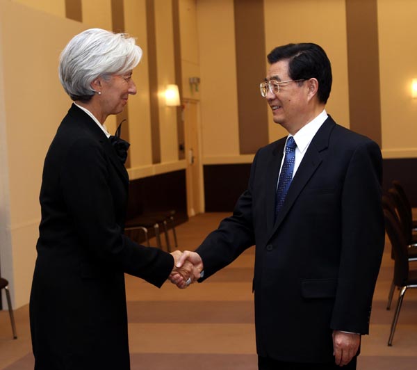 Chinese President Hu Jintao (R) meets with Christine Lagarde, managing director of the International Monetary Fund (IMF), in Cannes, France, Nov. 2, 2011. [Liu Weibing/Xinhua]