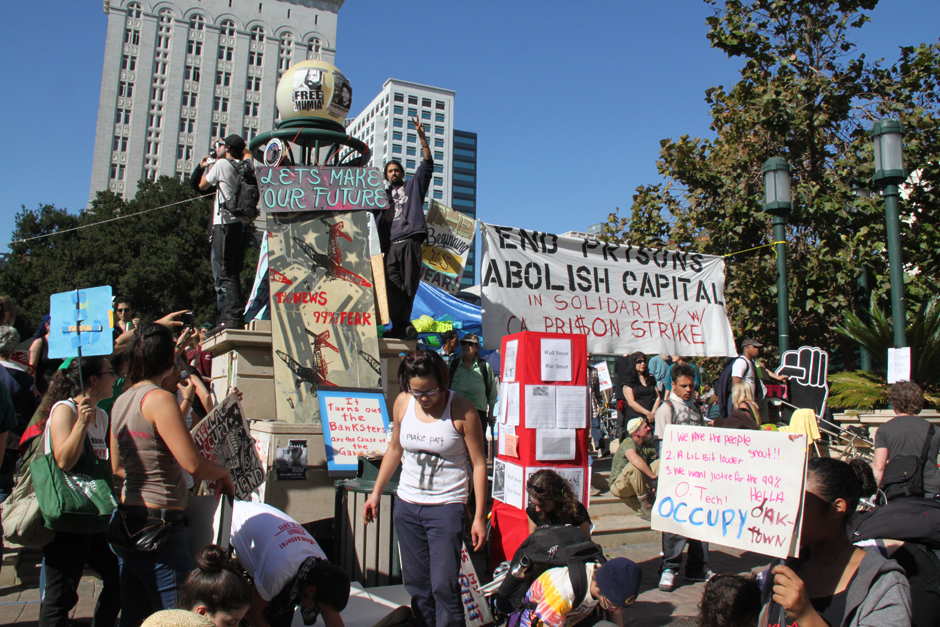 People from all walks of life are occupying Oakland, California on November 2 in response to the call for a general strike. [Leila Li/China.org.cn]