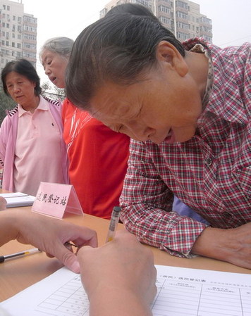 A woman surnamed Gao registers as a voter in Beijing's Xicheng district in mid-September. [Photo by Zhao Yinan/China Daily]