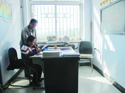 Xiao Feng and his teacher Wang Lijun.