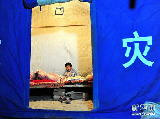 The Ministry of Civil Affairs on Wednesday sent 2,000 cotton tents and other relief materials to northwest China's Xinjiang Uygur Autonomous Region in the wake of a 6.0-magnitude earthquake that occurred in the region Tuesday morning.