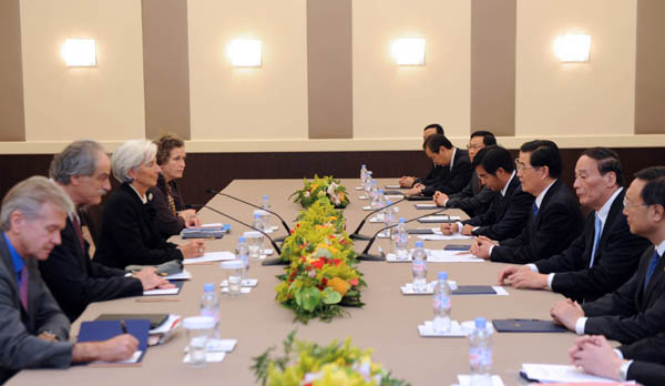 Chinese President Hu Jintao (3rd R) meets with Christine Lagarde (3rd L), managing director of the International Monetary Fund (IMF), in Cannes, France, Nov. 2, 2011. [Zhang Duo/Xinhua]