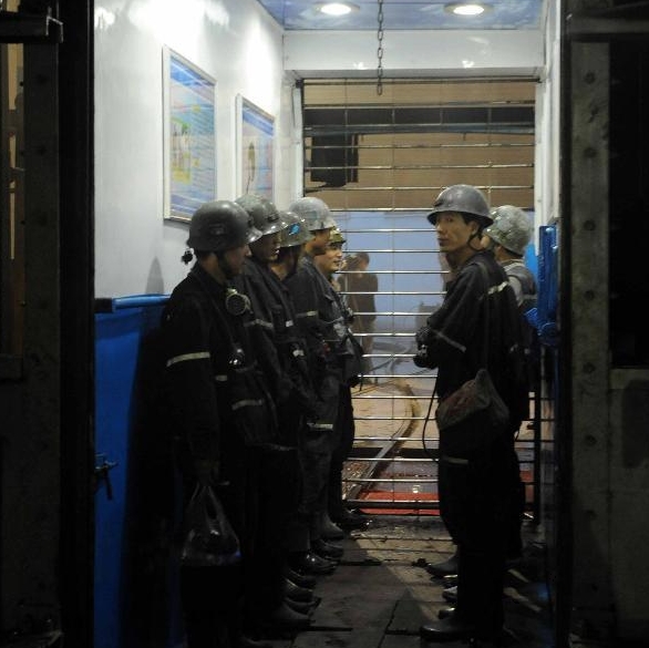 The accident happened around 7:45 p.m. Thursday in Qianqiu Coal Mine in the city of Sanmenxia, the Henan Administration of Work Safety said in a statement. [Photo/Xinhua]